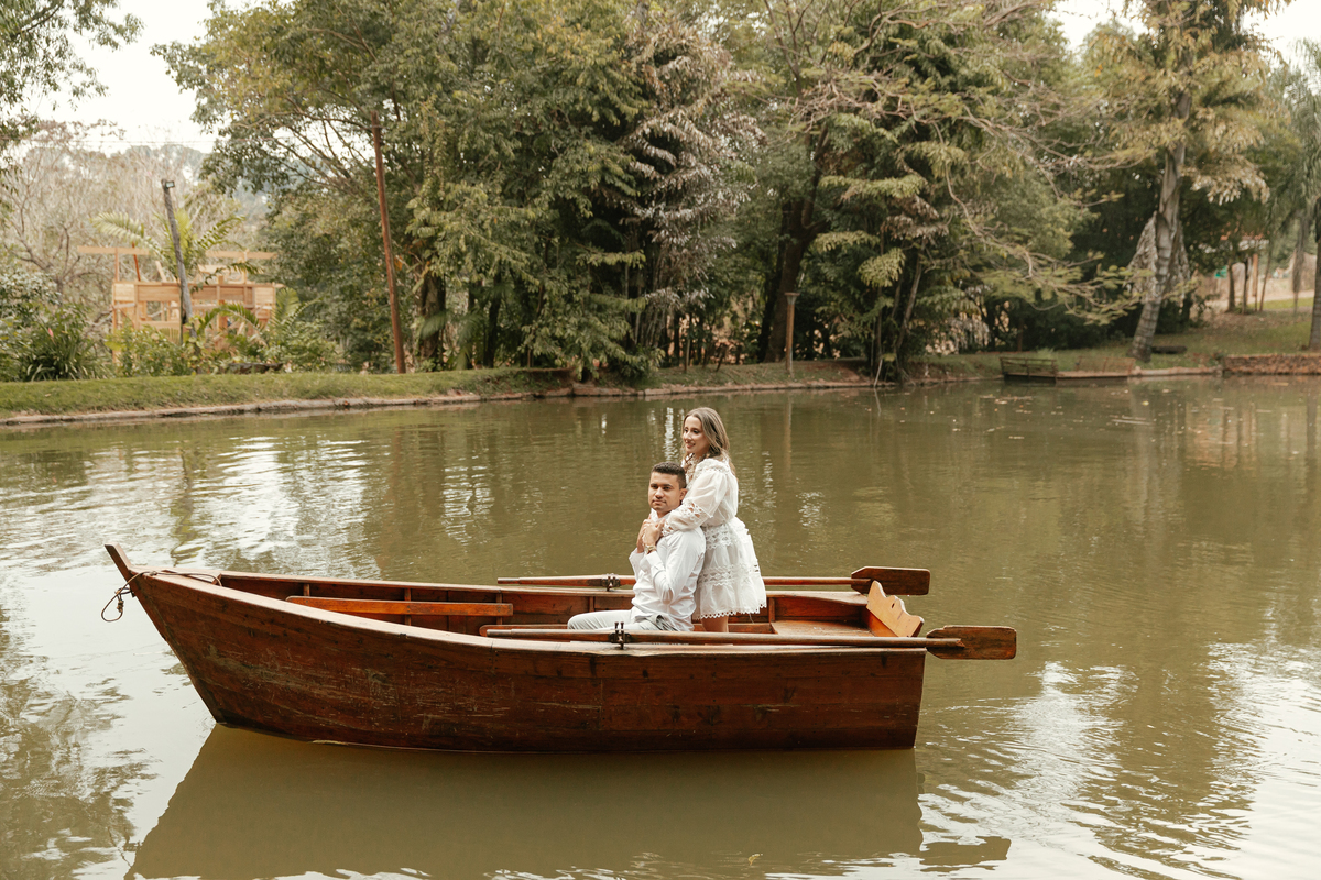 Casal no  Éden Garden Eventos fazendo fotos para o pré-wedding 