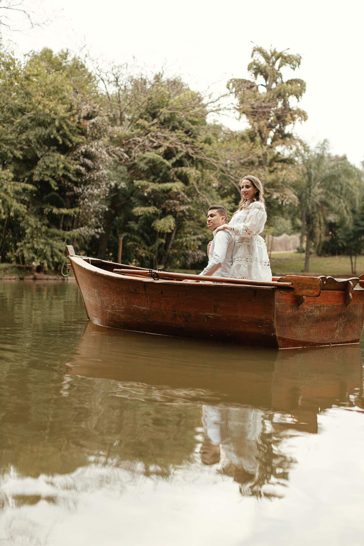 Fotos no barco para pré - casamento  em Maringá 