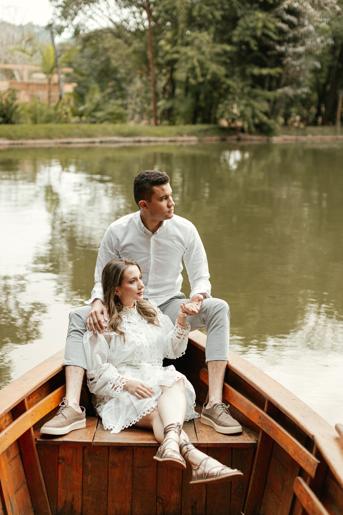 Casal com look branco para no pré-wedding, estilo bouho
