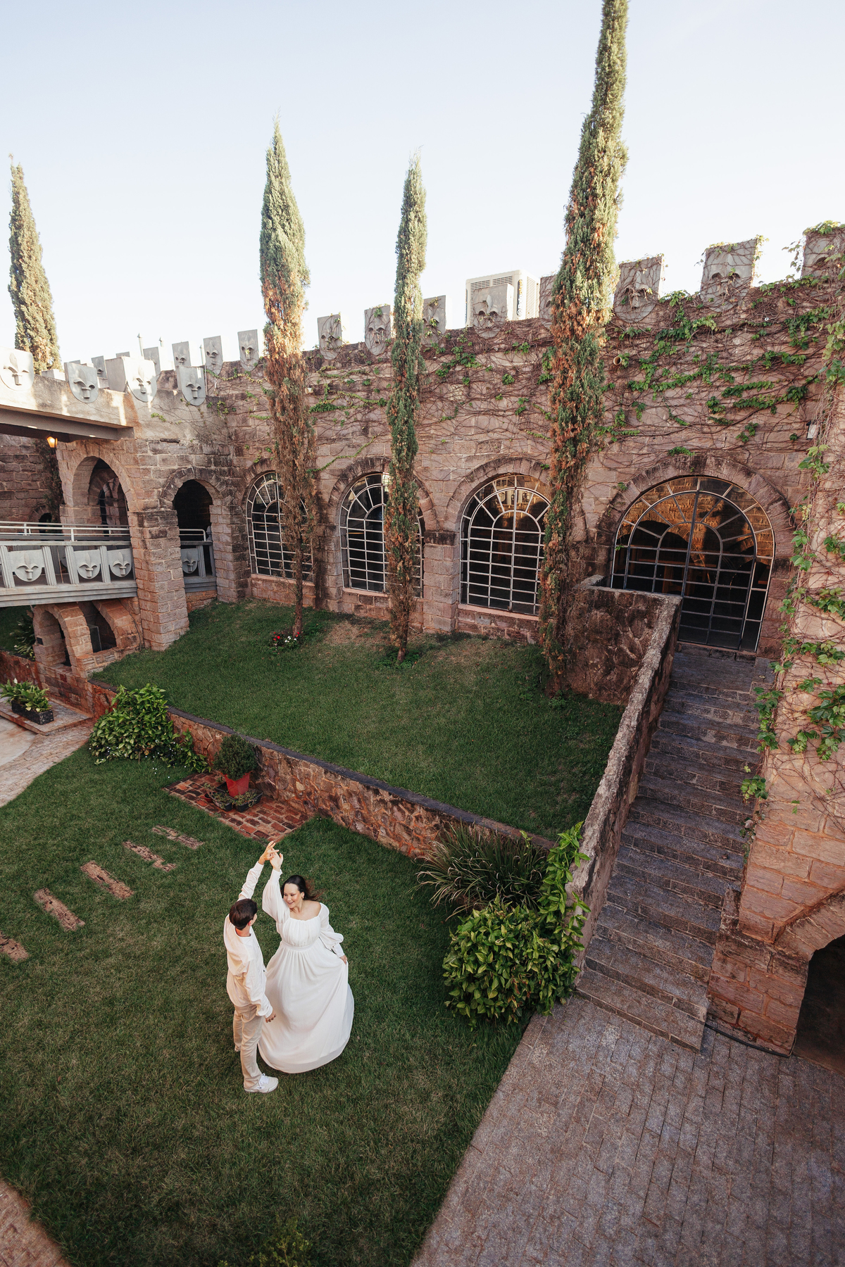 Ensaio de casamento no campo noivos no Castelo La Dorni, Paraná