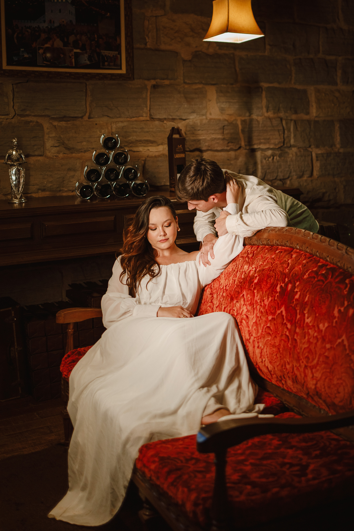 Noivos posando no Castelo La Dorni para fotos de casamento em Bandeirantes com o melhor fotografo de Maringá e Região.