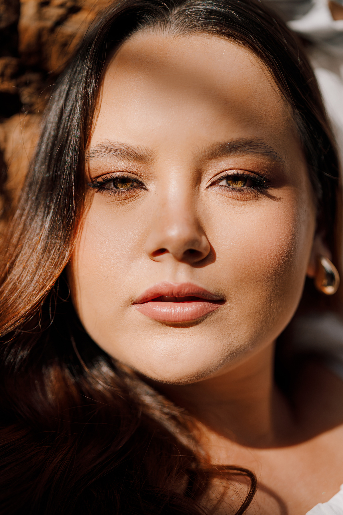 Close da noiva em ensaio de pré-casamento elegante.