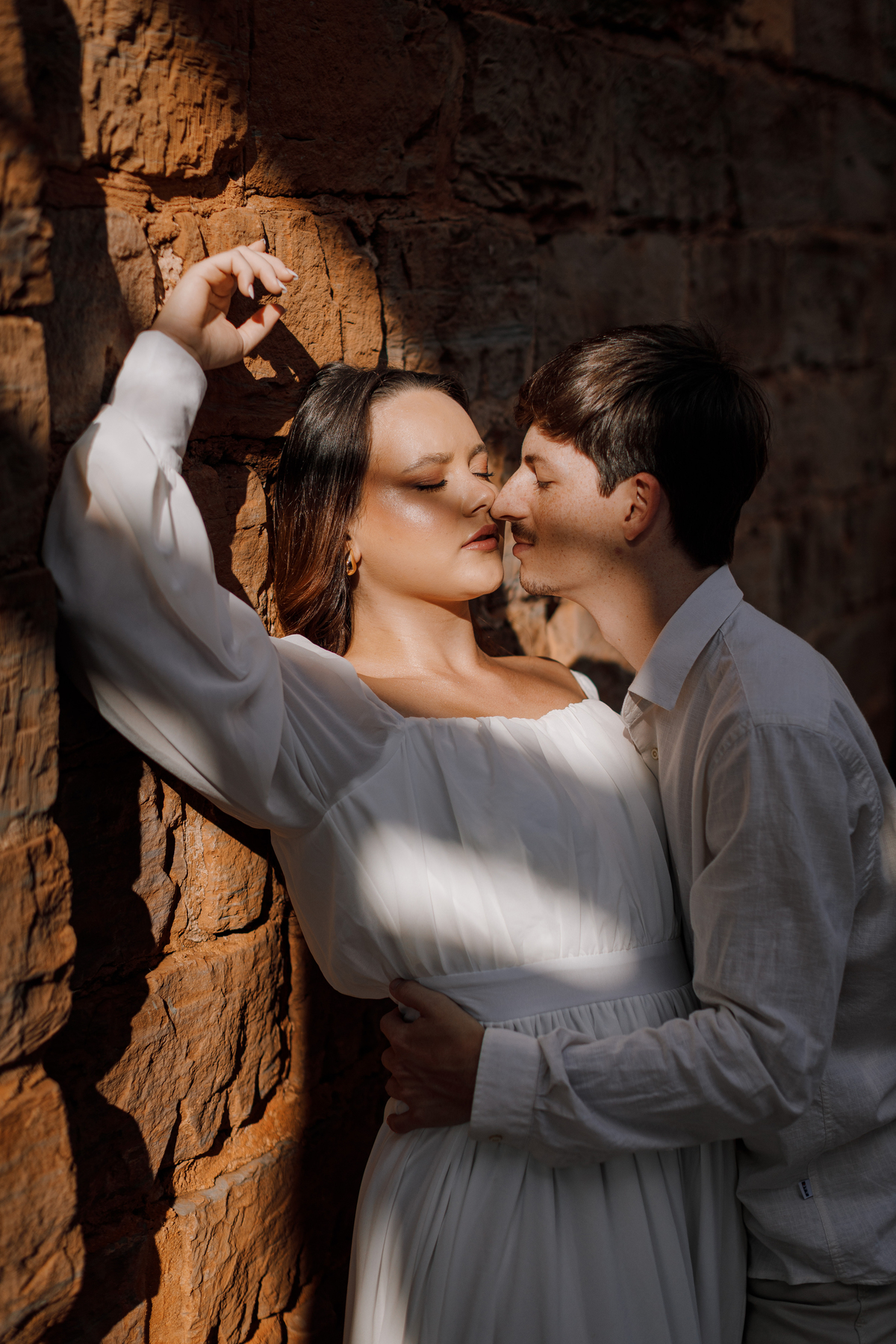 Fotografia de casal apaixonado em pré-wedding no castelo.