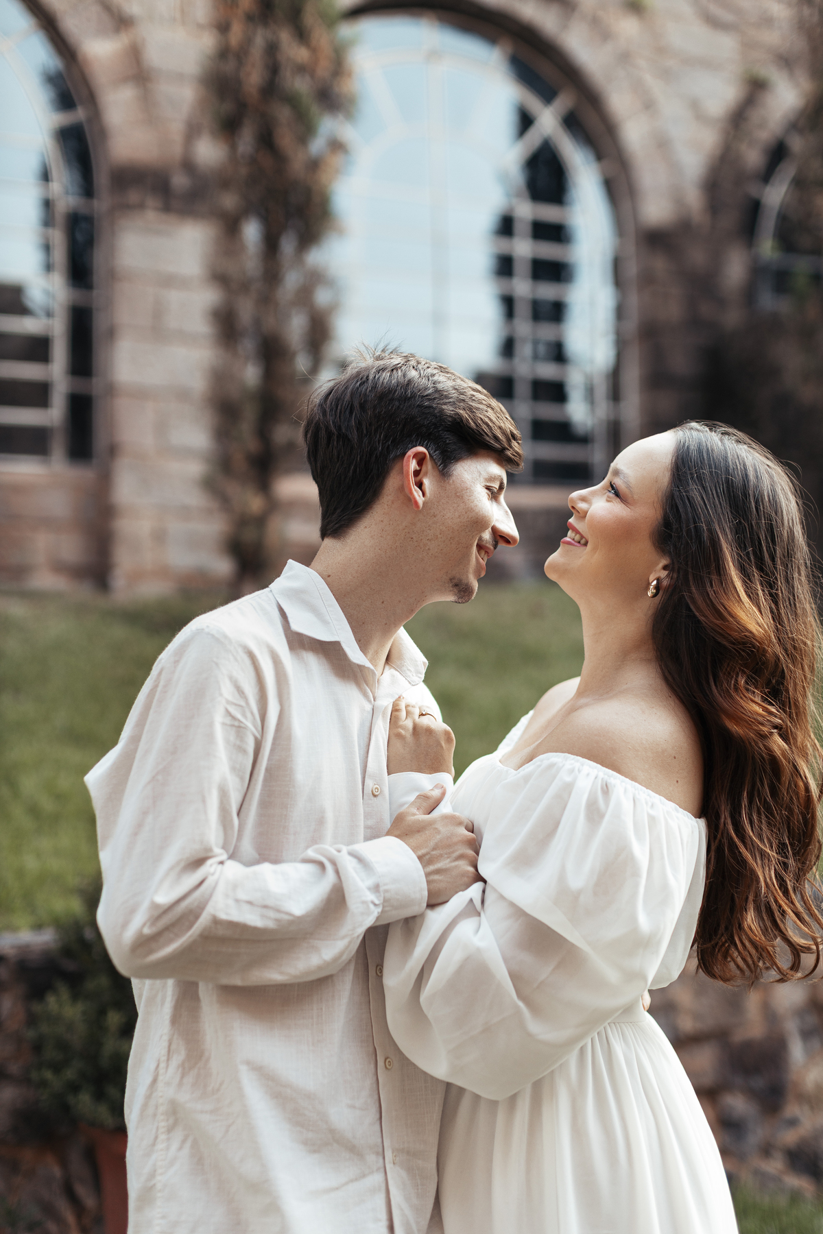 Retrato romântico de noivos no Castelo La Dorni, ensaio pré-wedding