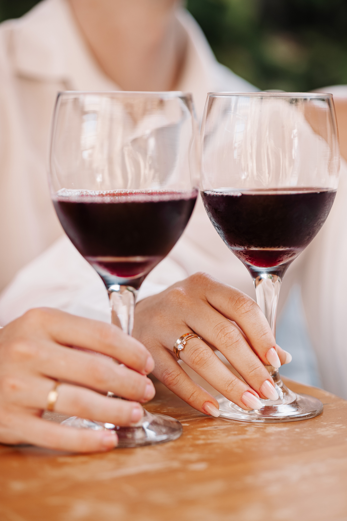Brinde de casal com taças de vinho no ensaio pré-casamento.