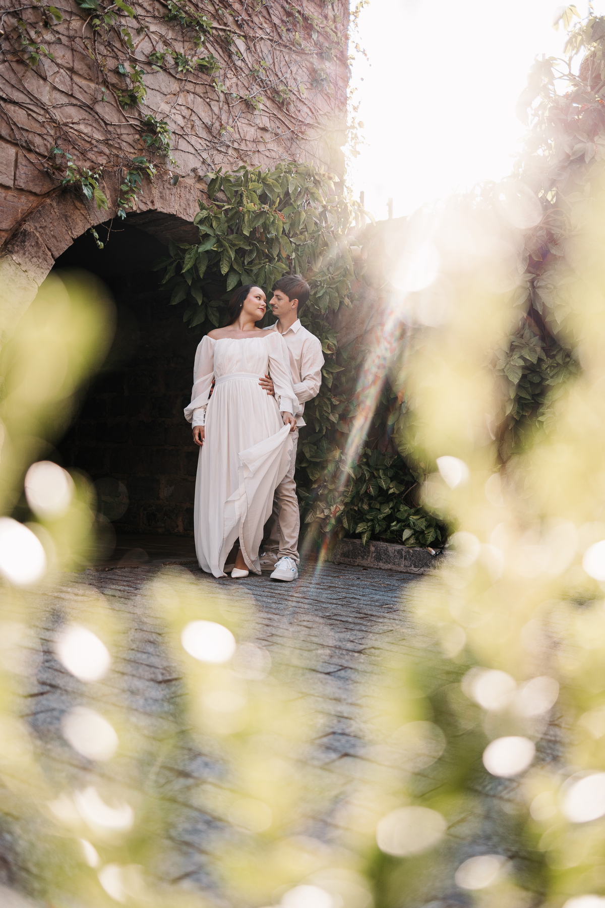 Noivos em ensaio pré-casamento com vestido branco no Castelo La Dorni