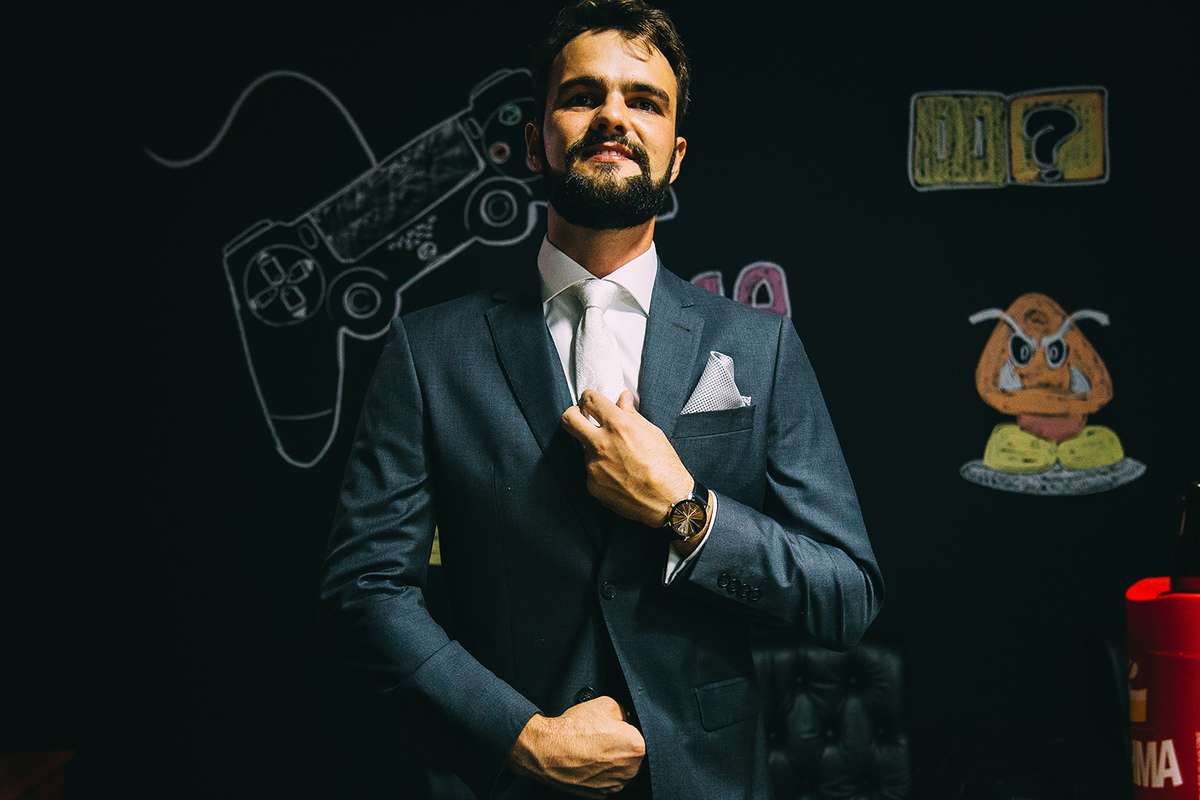 Foto do noivo se vestindo para casamento