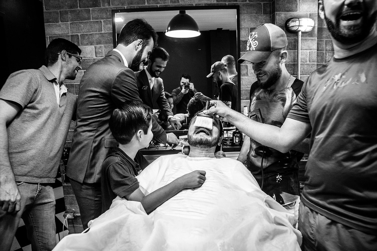 Fotos do making of do noivo em uma barbearia