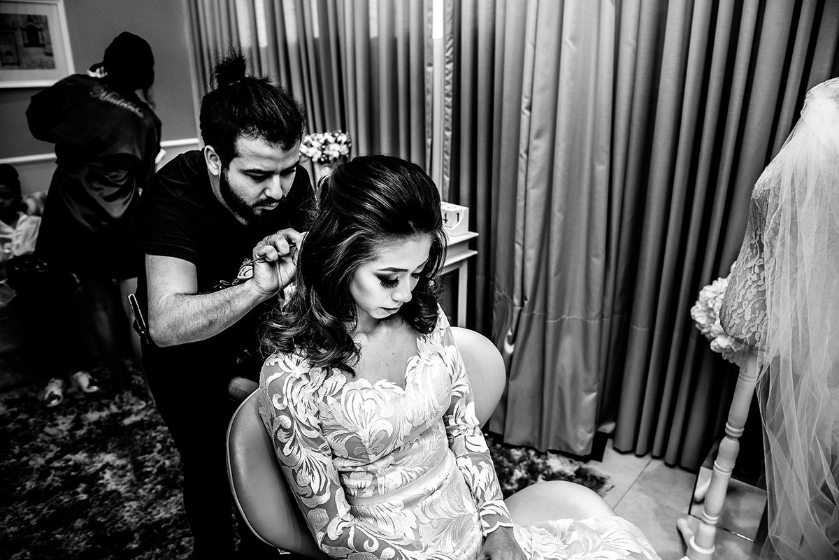 Foto do penteado da noiva durante making of 