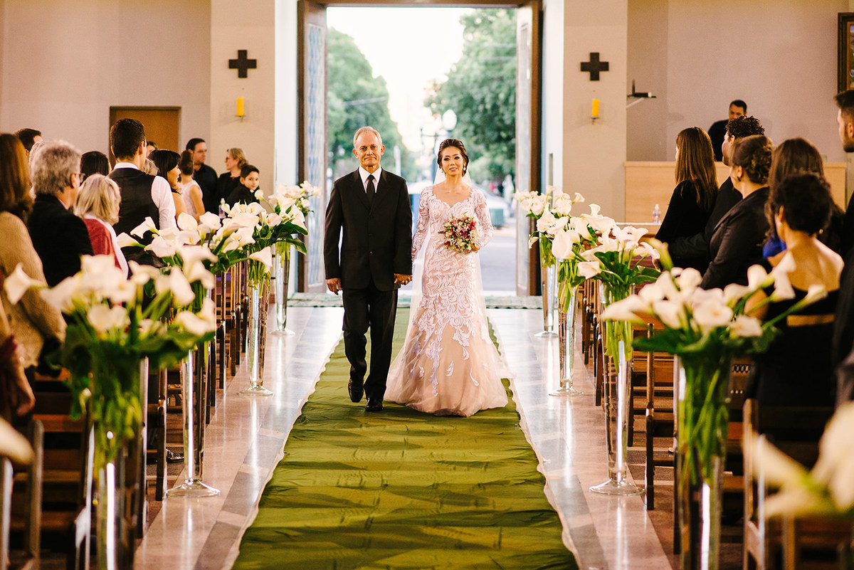 noiva entrando com o pai nas fotos de casamento