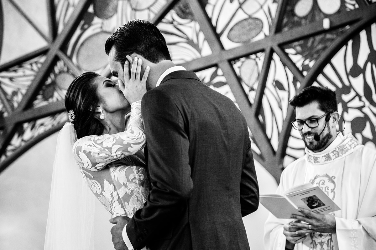 Fotografia do beijo dos noivos casamento em Mandaguaçu-Pr