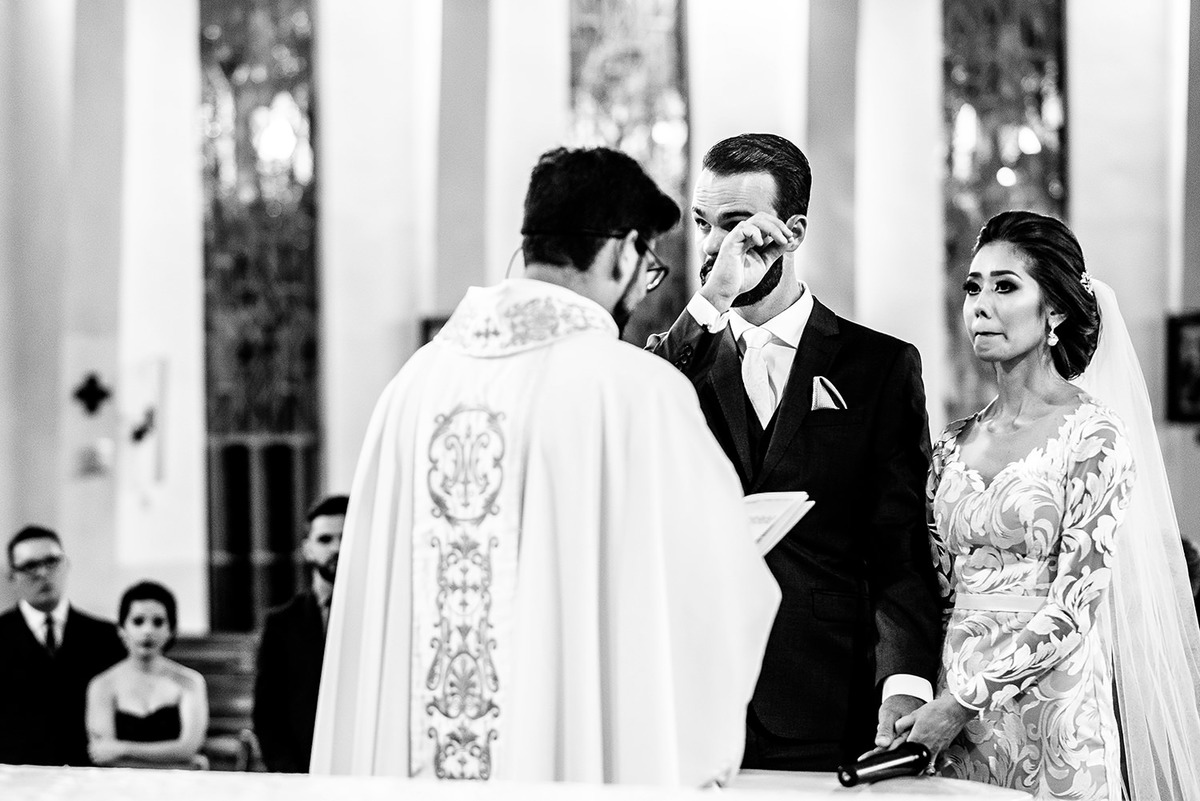 Noivos emocionados em cerimonia de casamento