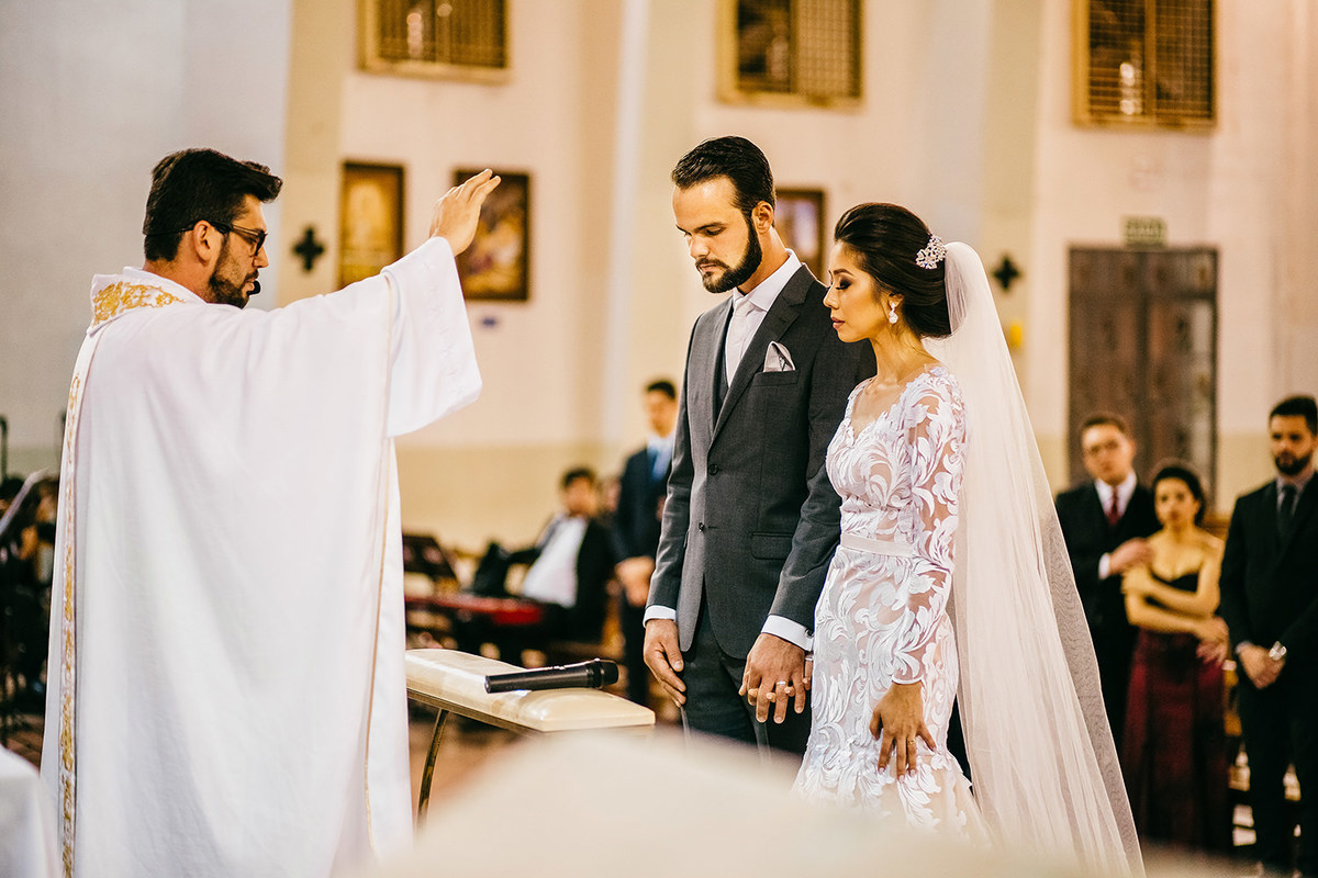 Foto da bençao do padre em casamento