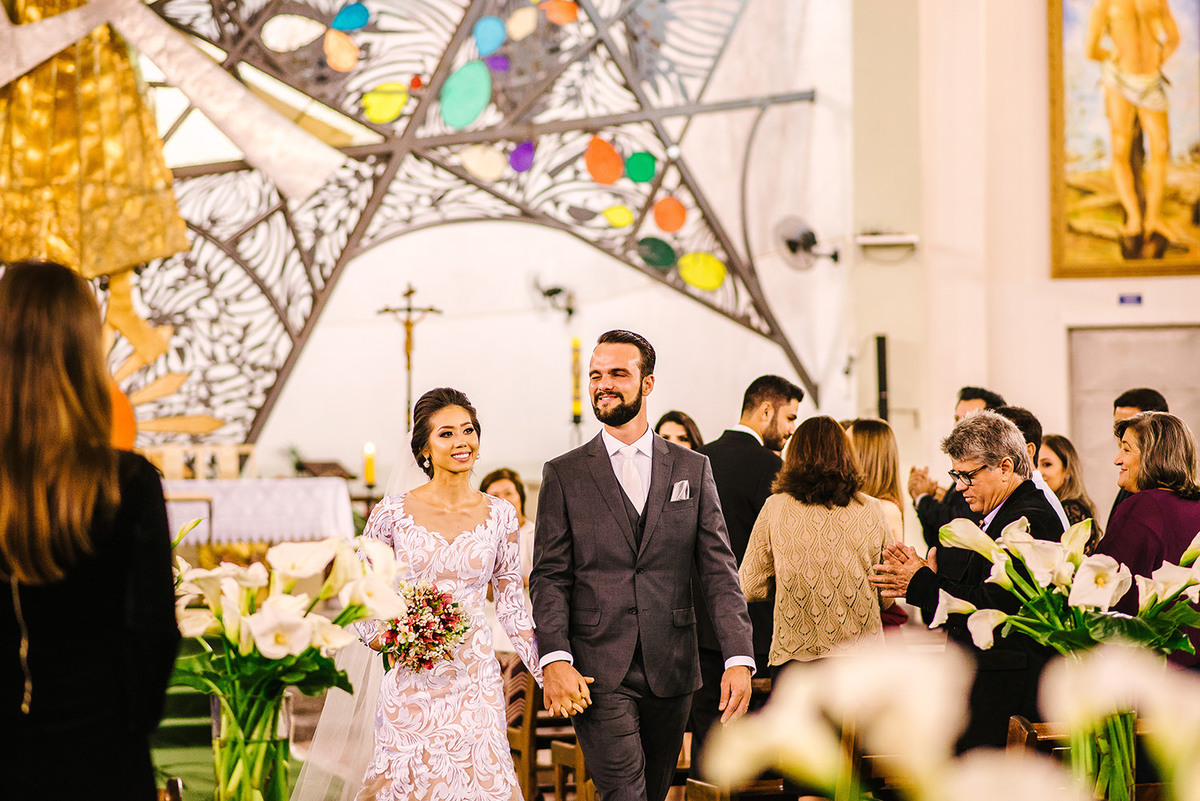 Foto dos noivos saindo da igreja 