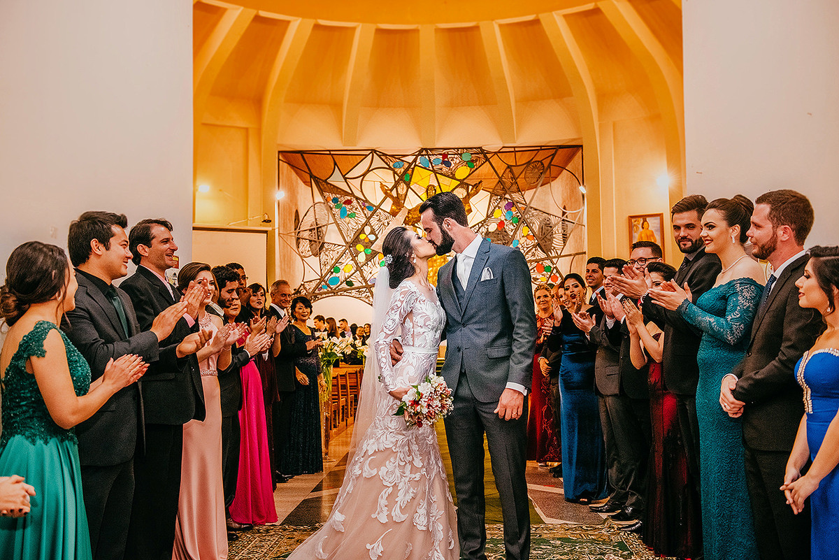 Fotos dos noivos comemorando com os convidados