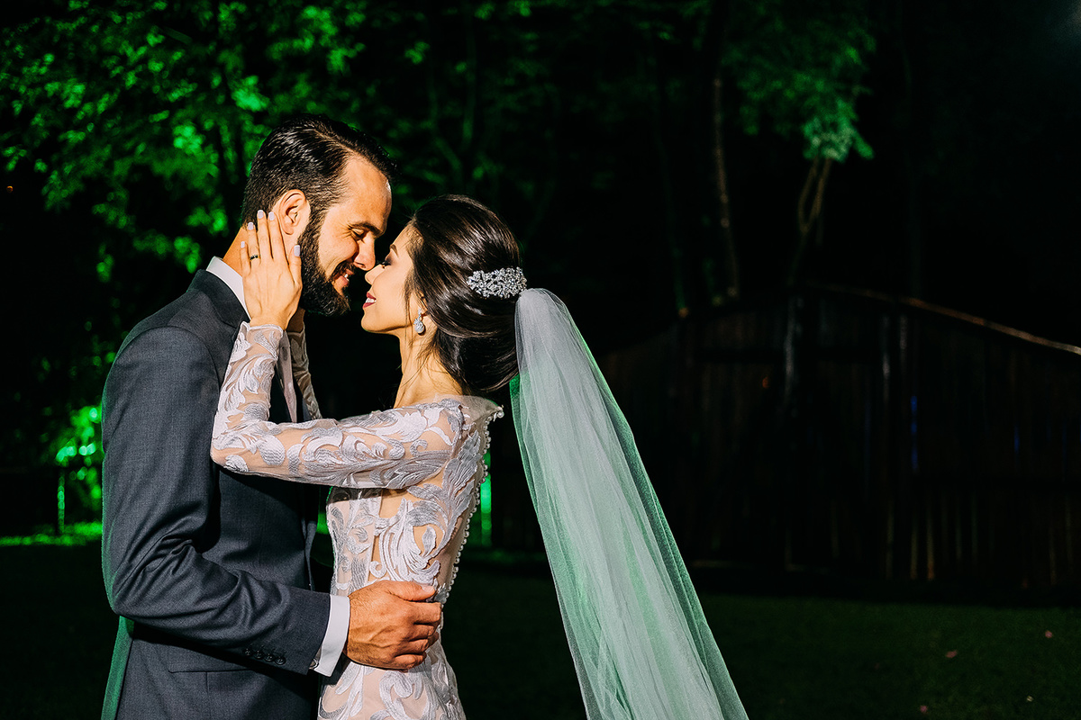 Fotografia romantica dos noivos 