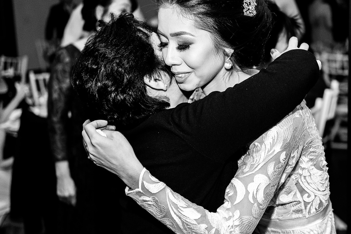 foto de casamento  emocionante com convidados