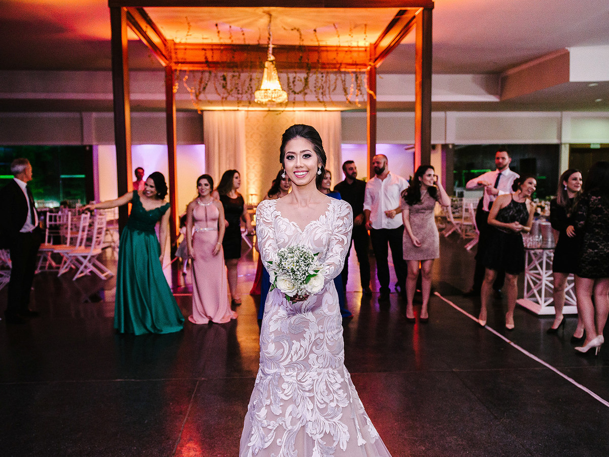 foto da noiva jogando o buque em seu casamento 