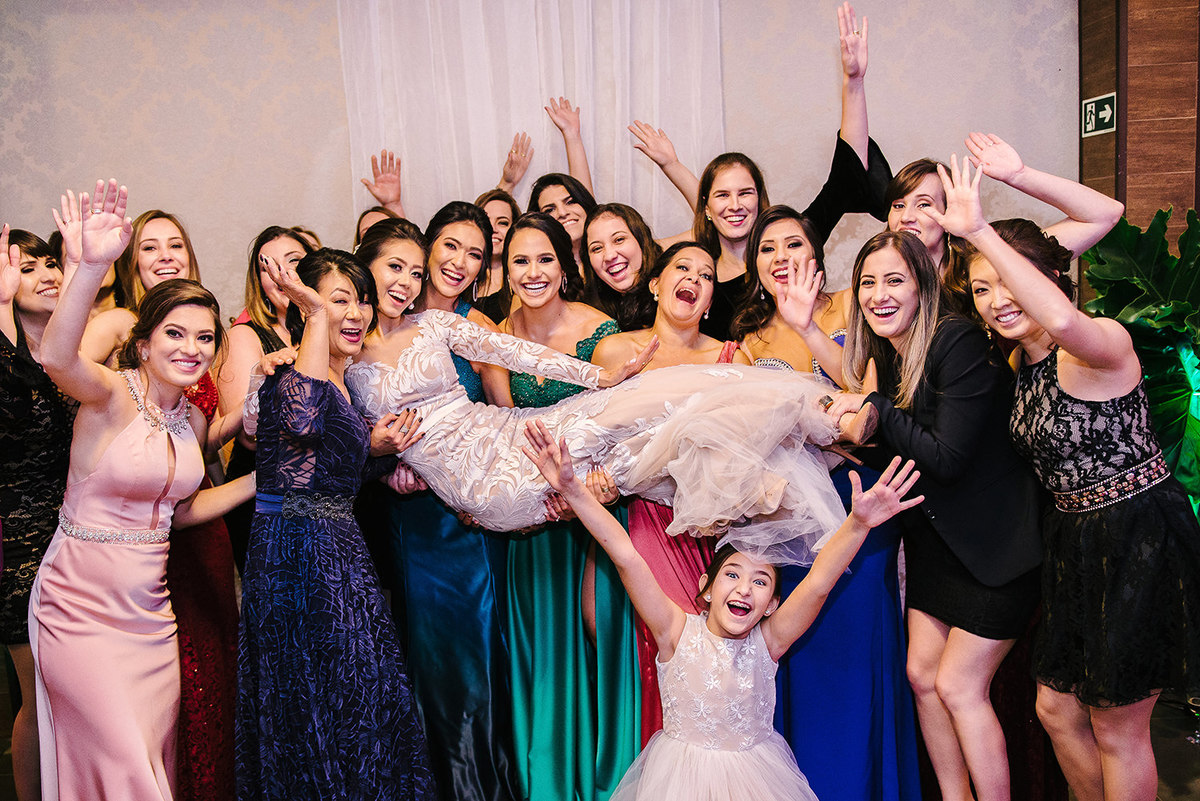 foto divertida da noiva com amigas