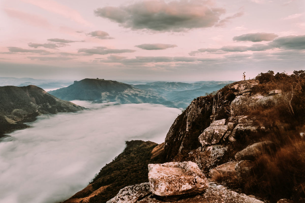 Ensaio de casal no Pico Agudo com amanhecer do Sol