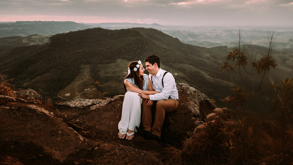 Pré Wedding diferente fotos em uma montanha