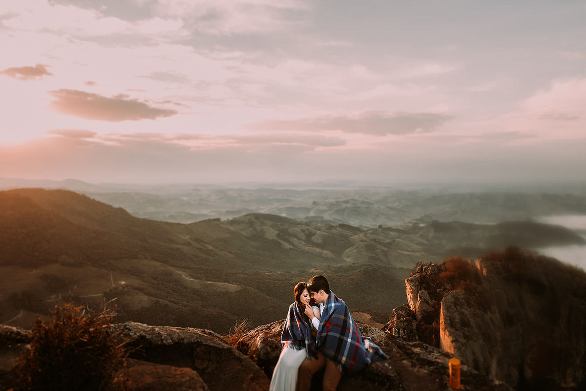 Pré Wedding com fotos romanticas em uma montanha