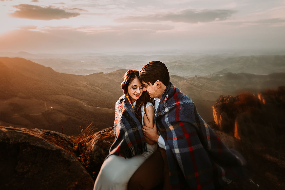 Ensaio de casal com fotos romanticas em uma montanha