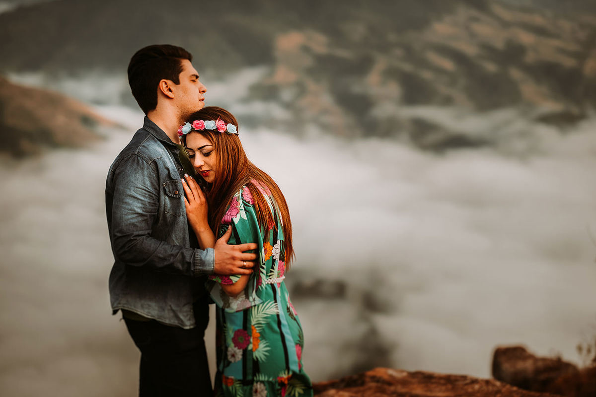 Ensaio de casal fotos com neblina