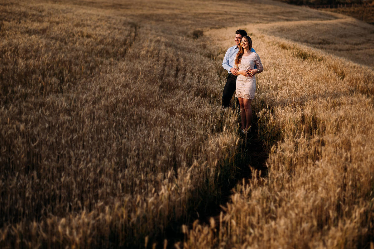 Pré Wedding sessão de fotos em plantação de trigo