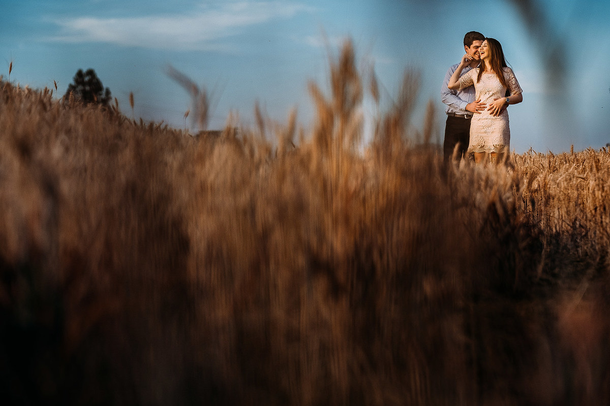 Casal se divertindo em sessao de fotos na plantação