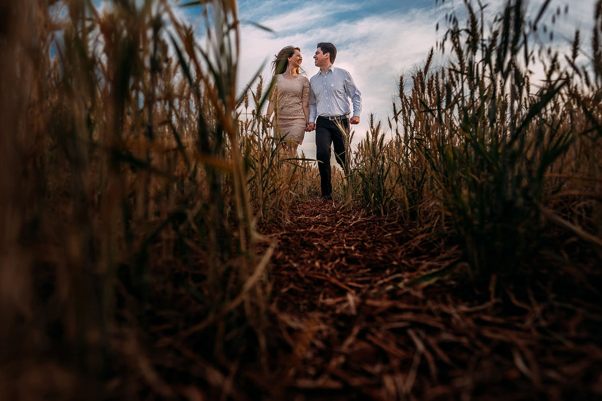 Pré Wedding fotos do casal se divertindo em plantação
