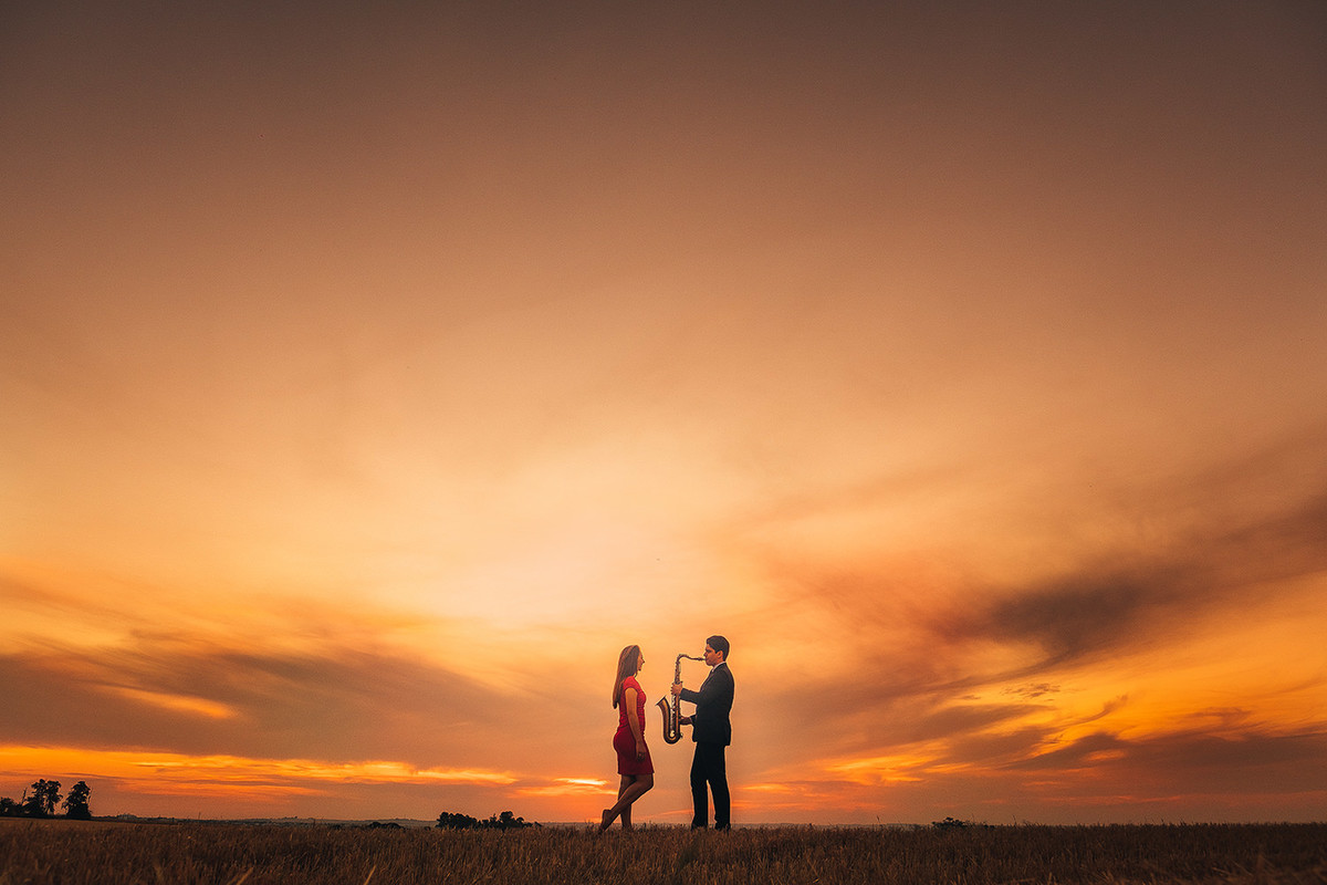 Ensaio de casal foto com instrumento musical