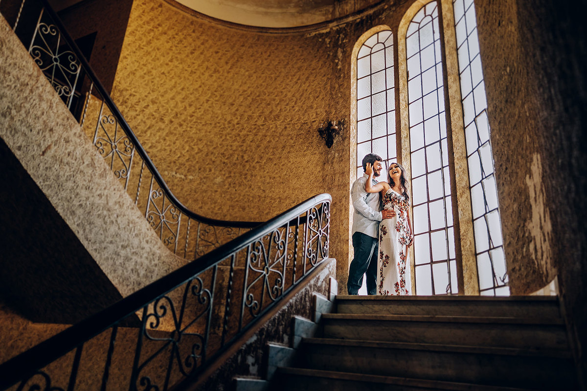 Sessão de fotos em clima de romance fotos em local abandonado 