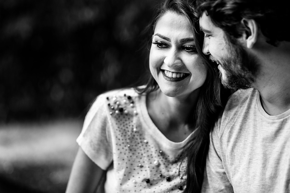 Foto da noiva sorrindo no ensaio de casal 