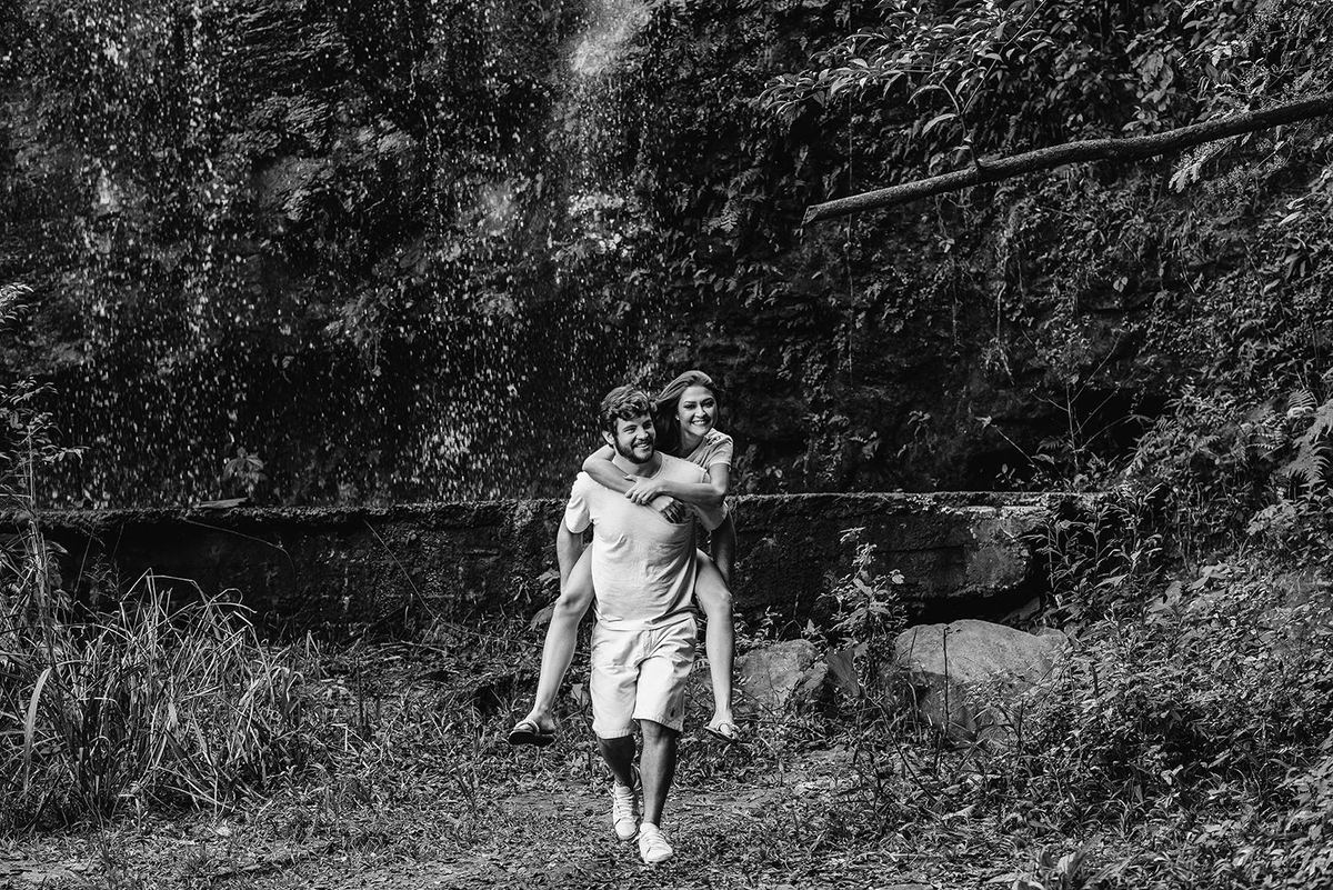 foto do casal se divertindo em sessão de fotos para o casamento