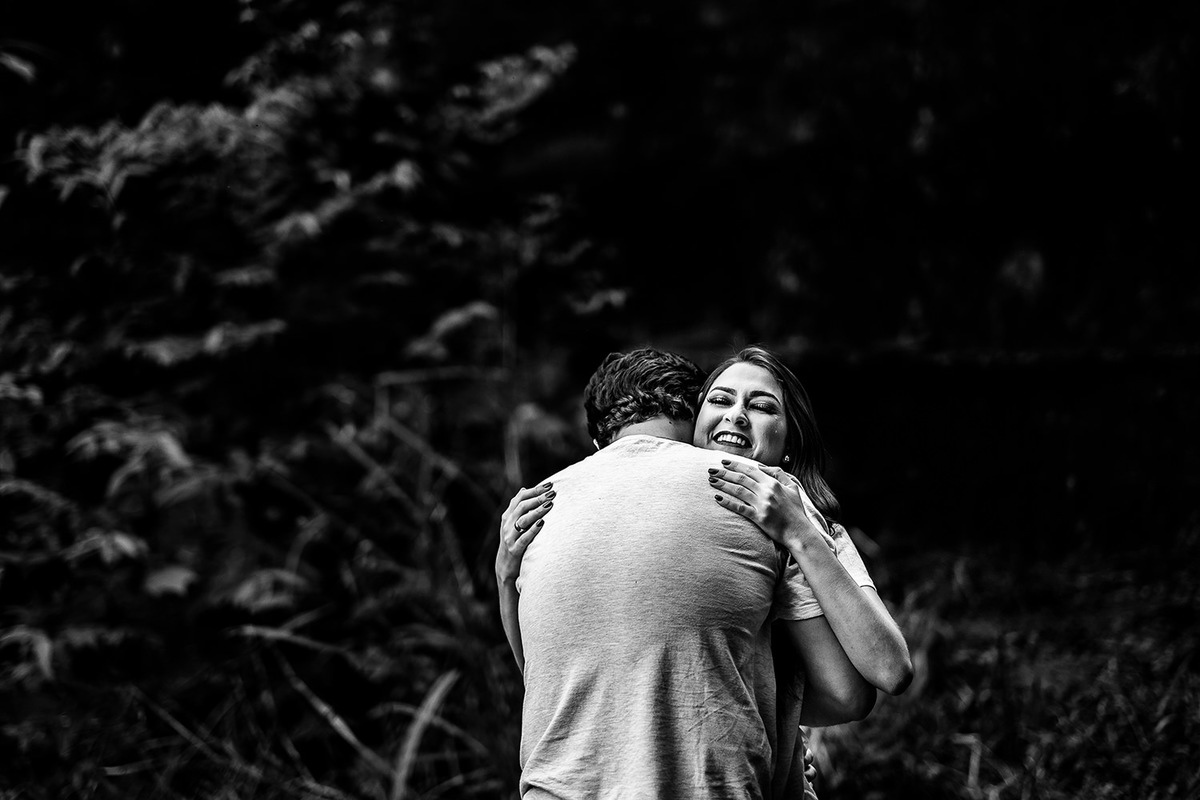 ensaio de casal foto do casal se abraçando em Marilândia do Sul-PR
