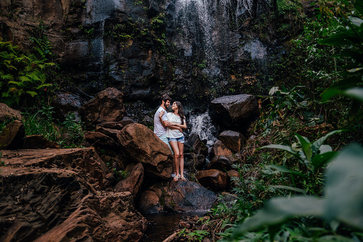ensaio de casal com fotos na cachoeira 
