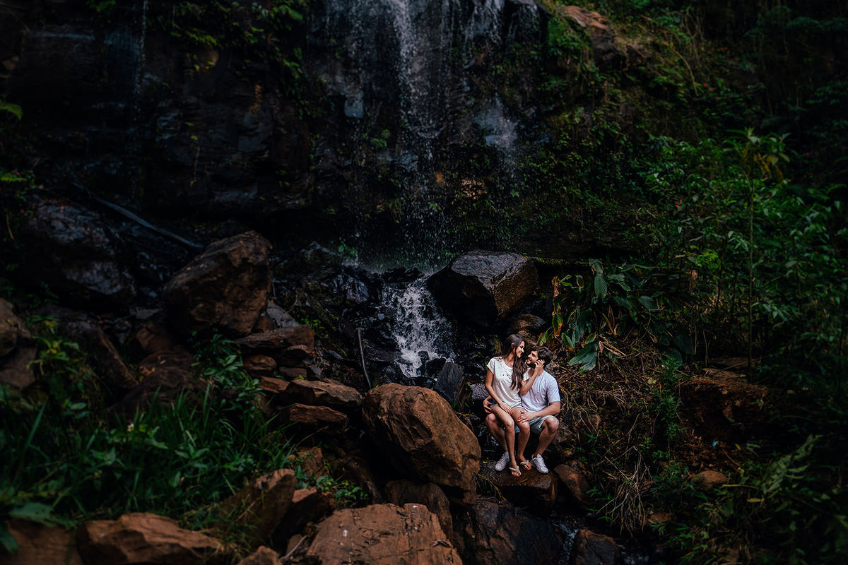 Foto do casal namorando em uma cachoeira
