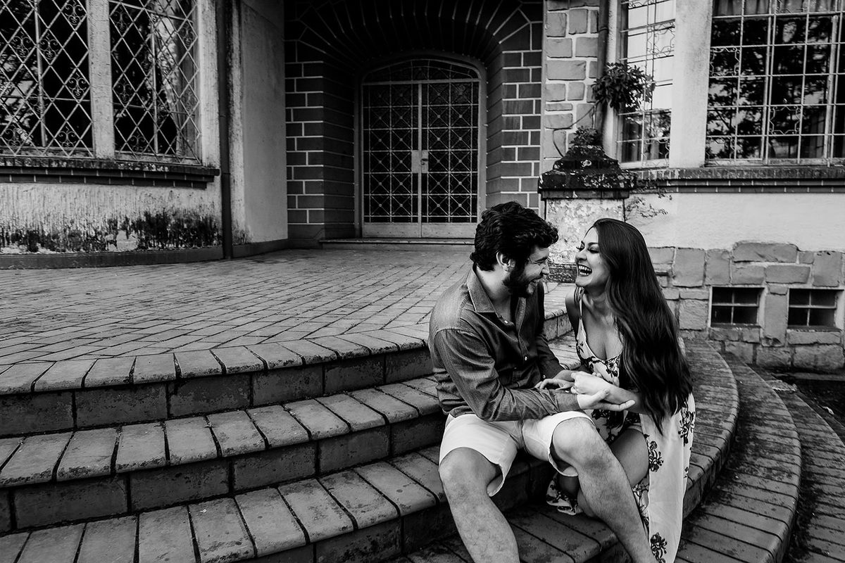Casal se divertindo em sessão de fotos animadas para o casamento 