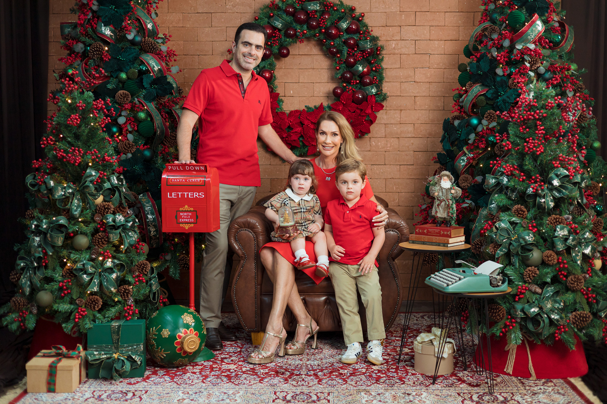 ensaio de Natal Maringá, Casal e filhos registrando momentos especiais durante ensaio de Natal em família.