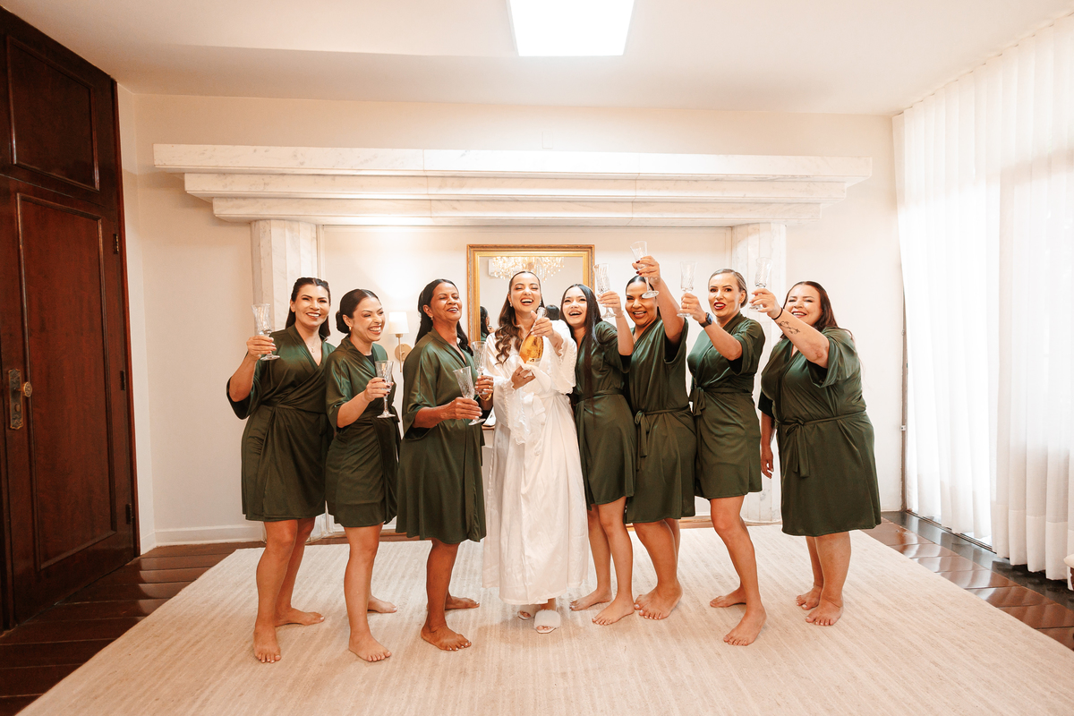 Noiva com madrinhas durante o making of do casamento
