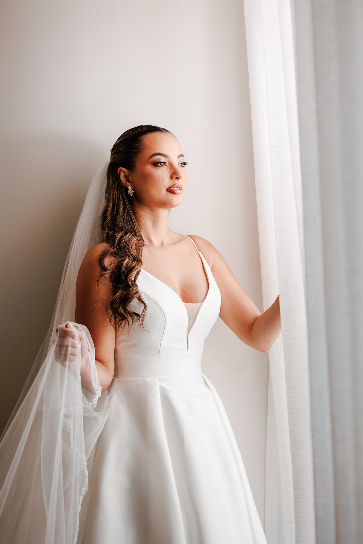 Vestido de noiva com decote V da Marbô
