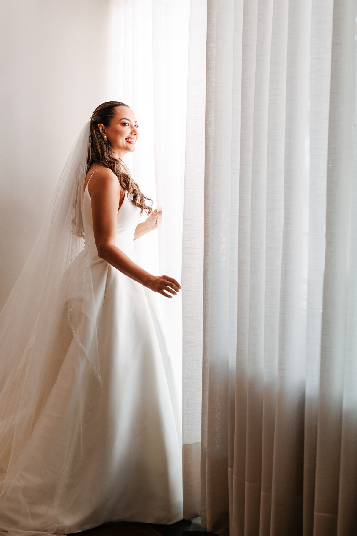 Noiva usando vestido e véu em Maringá
