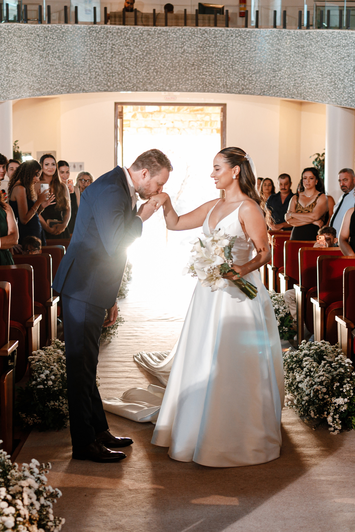 Entrada da noiva com o noivo em casamento
