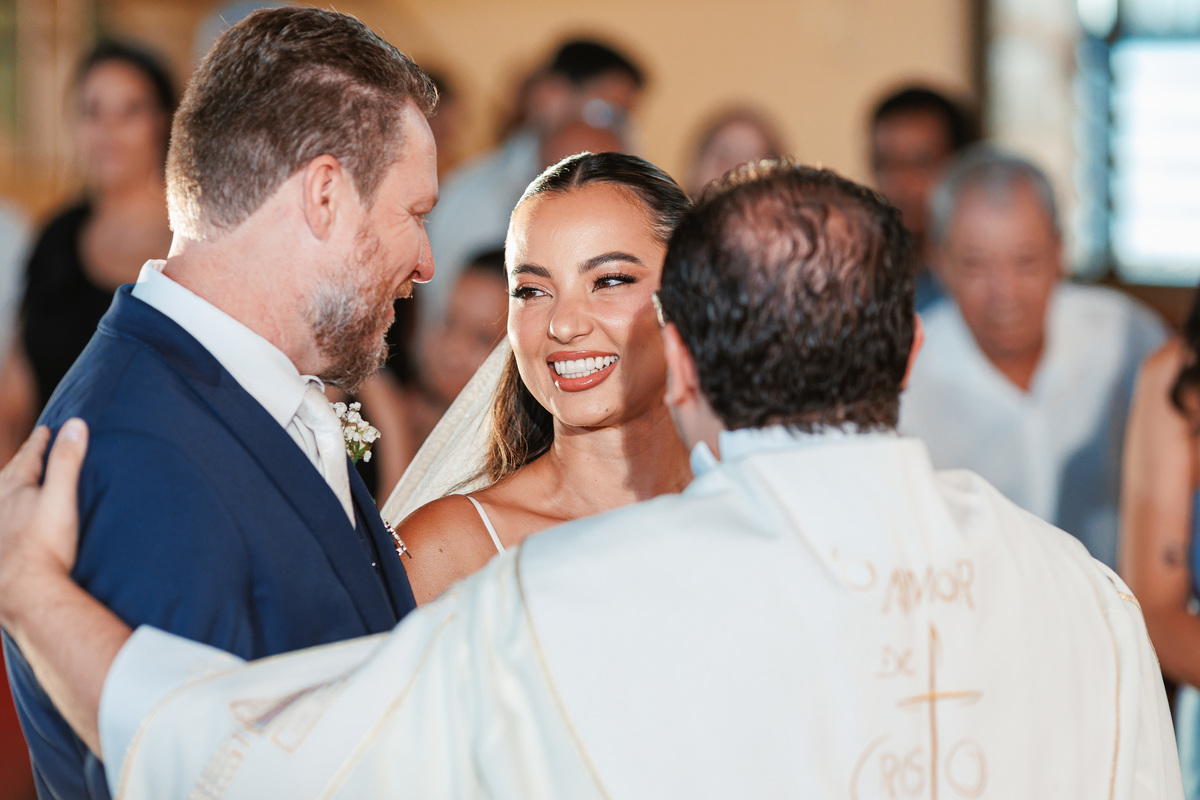 Noivos felizes durante a cerimônia de casamento
