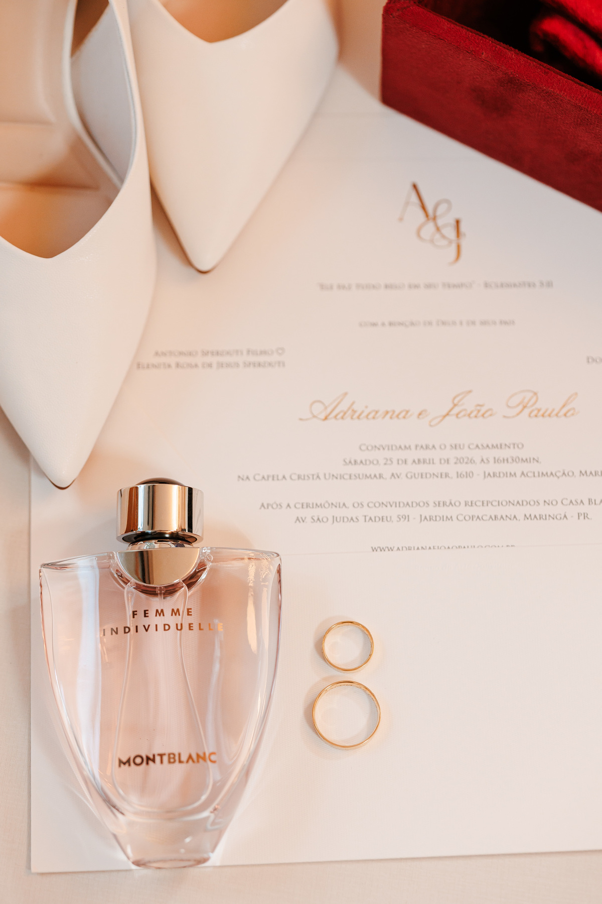 Perfume e acessórios da noiva no making of
