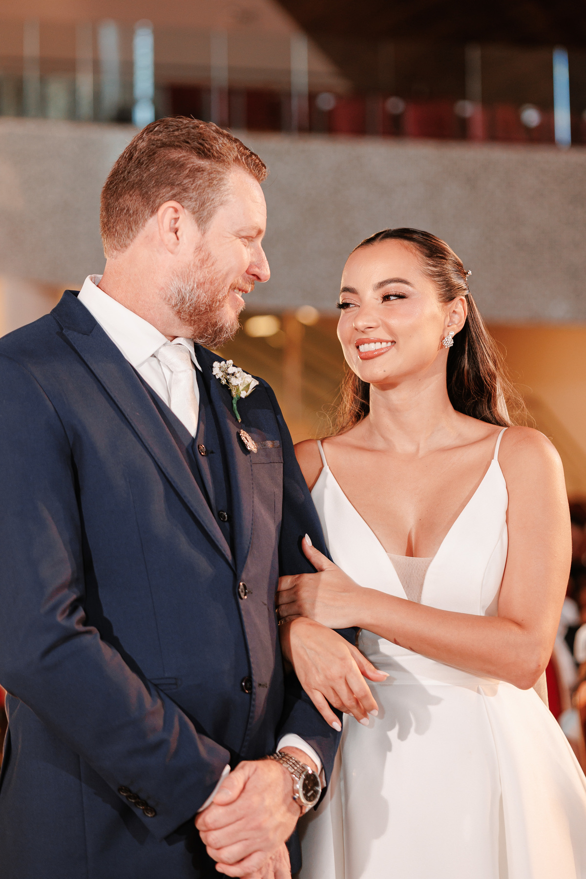 Noivos com vestido Marbô durante o casamento
