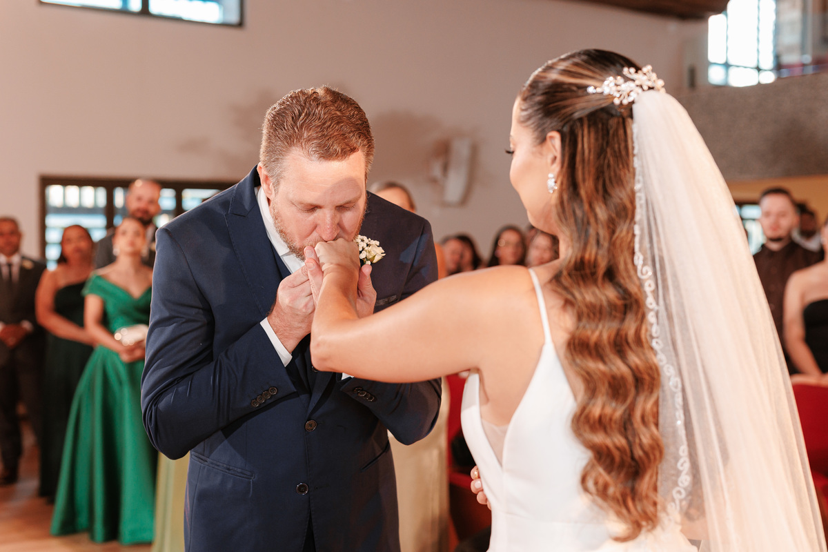 Noivo usando terno Flavio Plamplona durante o casamento
