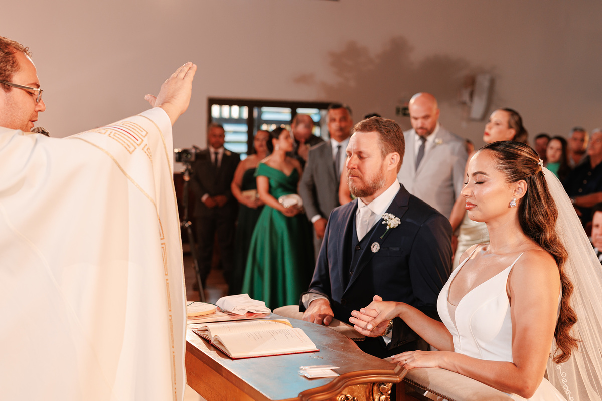 Celebrante durante cerimônia de casamento religioso
