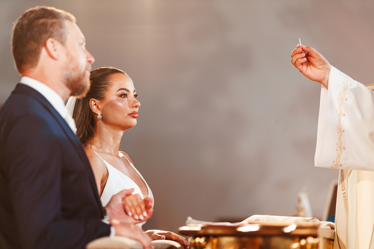 Benção do padre durante cerimônia de casamento
